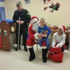 Policyjny św. Mikołaj ze Śnieżynką i darczyńcy z SP5