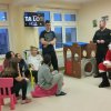Policyjny św. Mikołaj ze Śnieżynką i darczyńcy z SP5