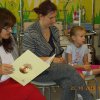 „Baśnie regionu słupskiego” czyta dzieciom w szpitalu Radna Małgorzata Lenart